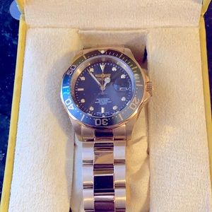 Black and gold invicta pro diver watch